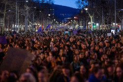 Miles de mujeres plantan cara al fr&iacute;o y salen a las calles de Espa&ntilde;a con un feminismo que sigue dividido