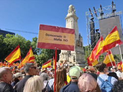 Miles de personas abarrotan la Plaza de Espa&ntilde;a de Madrid en la protesta del PP contra el Gobierno de S&aacute;nchez