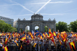 Miles de personas con banderas de Espa&ntilde;a y de la UE secundan la quinta protesta del PP contra el Gobierno y la amnist&iacute;a