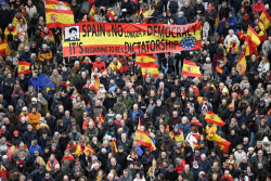 Miles de personas desbordan Cibeles para exigir la dimisi&oacute;n de Pedro S&aacute;nchez respaldadas por PP y Vox