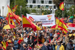 Miles de personas exigen en Madrid la dimisi&oacute;n de S&aacute;nchez y elecciones ya en una protesta secundada por PP y Vox