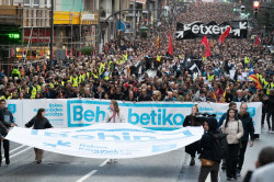 Miles de personas piden en Bilbao a S&aacute;nchez "abrir las puertas de las celdas" a los presos de ETA con la legislaci&oacute;n ordinaria
