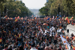 Miles de personas se manifiestan contra el Gobierno en Madrid y piden elecciones generales ya: "S&aacute;nchez dimisi&oacute;n"