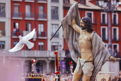 Miles de personas "viven con esperanza" el Encuentro entre Jes&uacute;s Resucitado y su Madre en la Plaza Mayor de Valladolid