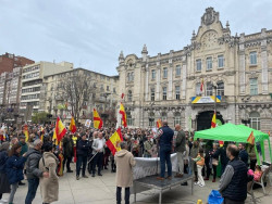 Miles de simpatizantes de Vox se concentran frente a ayuntamientos de toda Espa&ntilde;a contra la subida de los precios