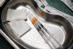 Moderna asegura que podría tener lista su vacuna contra el cáncer para "finales de la década"