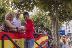 Mohamed Attaoui recibe el homenaje de Torrelavega durante la Gala Floral