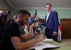 Moreno espera que los andaluces voten "masivamente" y "en libertad" y que no haya incidentes en la jornada