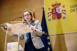 Nadia Calvi&ntilde;o defiende  la Constituci&oacute;n para quedar bien