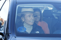 Natalia Figueroa asegura que Raphael "está fenomenal, cada día mejor": "Todas las revisiones maravillosas"