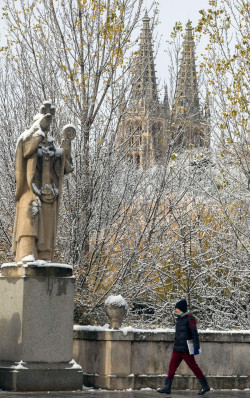 Nieve, viento, olas y lluvia ponen hoy en riesgo a 13 CCAA y Melilla, con la cota de nieve en 300 metros en el norte