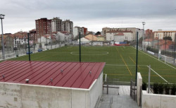 No se puede utilizar el campo de fútbol del Regimiento y nadie en el Ayuntamiento asume responsabilidades ni mucho menos si se ha analizado el producto con el que se ha cubierto el campo