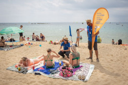 Nofumadores reclama que los ayuntamientos sancionen por fumar en las playas aplicando la ley de residuos