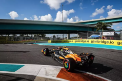 Norris aprovecha el baj&oacute;n de Verstappen en Miami y Sainz roza el podio