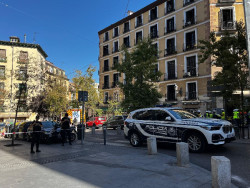 Once dotaciones de Bomberos trabajan en el derrumbe parcial de un edificio en la zona de &Oacute;pera