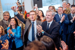 Ovaci&oacute;n y aplausos a Feij&oacute;o y Rueda a su llegada a `G&eacute;nova` tras la quinta mayor&iacute;a absoluta del PP en Galicia