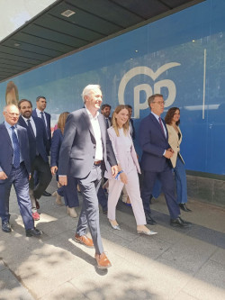 Ovaci&oacute;n y aplausos a Feij&oacute;o y sus candidatos auton&oacute;micos del 28M a su llegada a `G&eacute;nova` al ritmo de Los Ramones