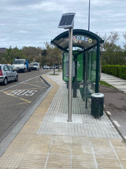 Paneles informativos en las marquesinas del TUS