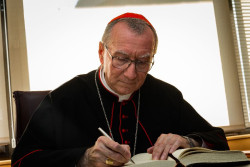 Parolin rectifica al Papa  "Los agresores deber&iacute;an ser los primeros en cesar el fuego"