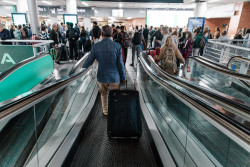 Pasajeros en Atocha esperan a recibir indicaciones para coger los trenes: "Quiero saber qu&eacute; tengo que hacer"
