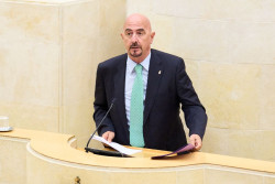 Pascual se libra de la segunda reprobaci&oacute;n en el Parlamento con un empate en los votos gracias a Crist&oacute;bal Palacio