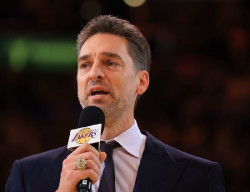 Pau Gasol, con su `16` retirado en los Lakers: "Qu&eacute; honor m&aacute;s incre&iacute;ble"