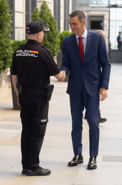 Pedro S&aacute;nchez felicita a la Polic&iacute;a Nacional por ser el "orgullo de un pa&iacute;s" y un "ejemplo de una sociedad democr&aacute;tica"