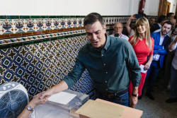 Pedro S&aacute;nchez, vota entre abucheos y gritos de &iexcl;fuera!; &iexcl;fuera!
