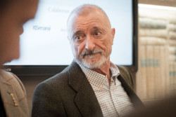 P&eacute;rez-Reverte elude la pol&eacute;mica entre Cervantes y RAE pero reconoce "metidas de pata" por parte de los de "siempre"