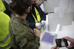  Pfizer-BioNtech entrega las vacunas a la Agencia Espa&ntilde;ola de Medicamentos para su certificaci&oacute;n y reparto