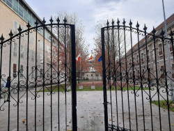 Piden seis meses de cárcel para un matrimonio por llamar negra a una mujer negra  en un supermercado