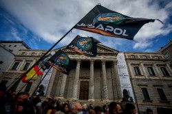 Polic&iacute;as y guardias civiles convocados por Jusapol protestan hoy en Madrid contra la reforma de la `ley mordaza`