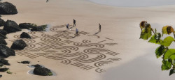 Presentado en Santander el documental sobre el mandala más grande del mundo en la playa de Mataleñas