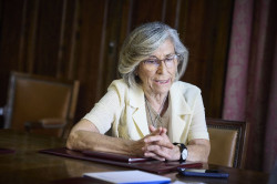 Presidenta de la Real Academia de Ciencias califica de "muy alarmante" el caso del rector de la Universidad de Salamanca