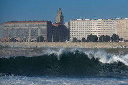 Protecci&oacute;n Civil alerta por olas de hasta 7 metros ma&ntilde;ana y el viernes en el litoral Cant&aacute;brico