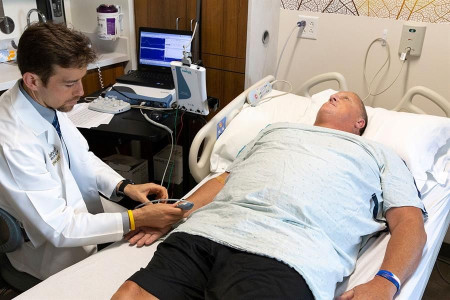 Prueban en humanos una terapia que extiende la supervivencia y revierte los signos de daño neuromuscular en ELA