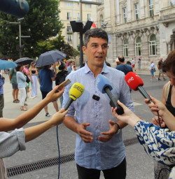 PSOE critica que la alcaldesa "no sepa" quiénes utilizan el aparcamiento del Sardinero y que necesite darse un paseo por la zona