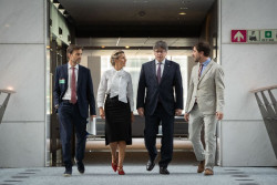 Puigdemont y Yolanda D&iacute;az concluyen su encuentro a besos"(consentidos) y seguir&aacute;n reuni&eacute;ndose