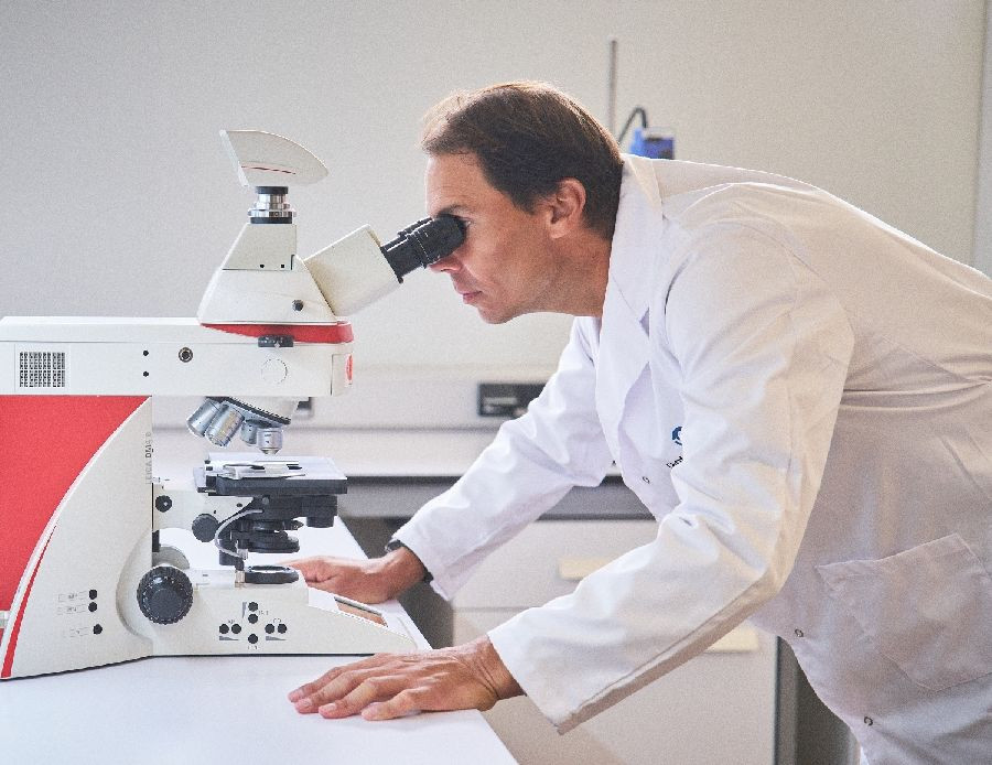 Rafa Nadal visita el centro de innovaci&oacute;n y producci&oacute;n ecosostenible de Cantabria Labs