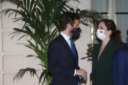 Rajoy logra la `foto` de Casado y Ayuso, que charlan brevemente, tras mes y medio sin coincidir en plena crisis interna