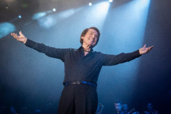 Raphael homenajea a la canci&oacute;n francesa de &Eacute;dith Piaf o Jacques Brel en su nuevo &aacute;lbum, `Ayer...a&uacute;n`