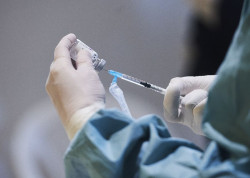 Recomiendan vacunar de gripe a todos los niños y del Covid a mayores y con patologías