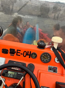 Rescatadas en Castro Urdiales seis personas que practicaban paddle surf y que no podían regresar a tierra por el viento