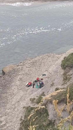 Rescatado en helic&oacute;ptero un pescador de Cay&oacute;n que se precipit&oacute; a las rocas en las piscinas de Langre