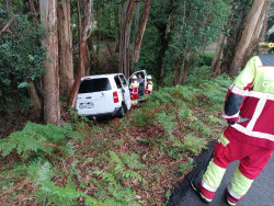  Rescatado un conductor que no pod&iacute;a salir de su furgoneta tras salirse de la v&iacute;a y chocar con un &aacute;rbol en Liendo
