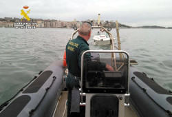 Rescatado un hombre de 74 años de una embarcación que se golpeaba contra las rocas