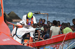 Rescatan a 150 migrantes de un cayuco en aguas de El Hierro
