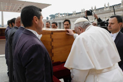 (Resumen) Francisco despide a Benedicto XVI, "fiel amigo de Dios", ante 50.000 fieles y reza ante su ata&uacute;d