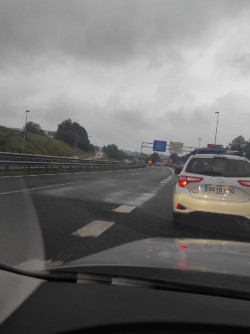 Retenciones en la A-67 por una colisión entre varios vehículos en Bezana, con uno volcado