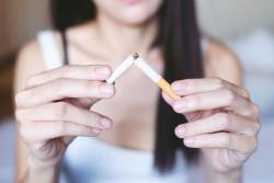 Reumatólogos piden evitar el tabaco porque empeora la progresión de la espondiloartritis axial y la artritis psoriásica